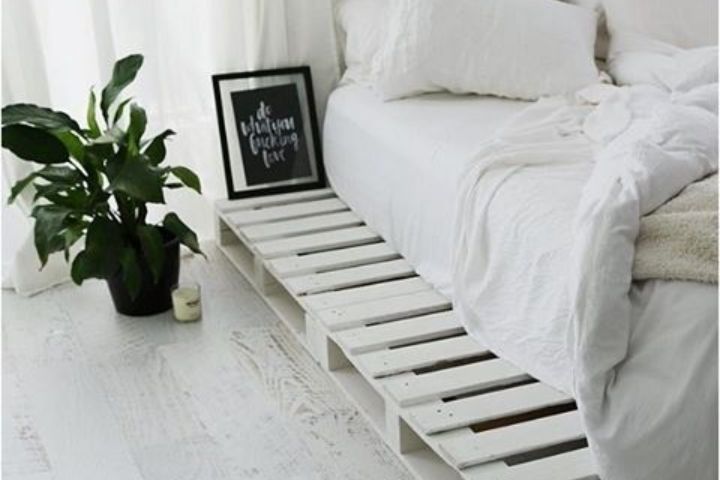 Trang trí giường ngủ bằng pallet màu trắng